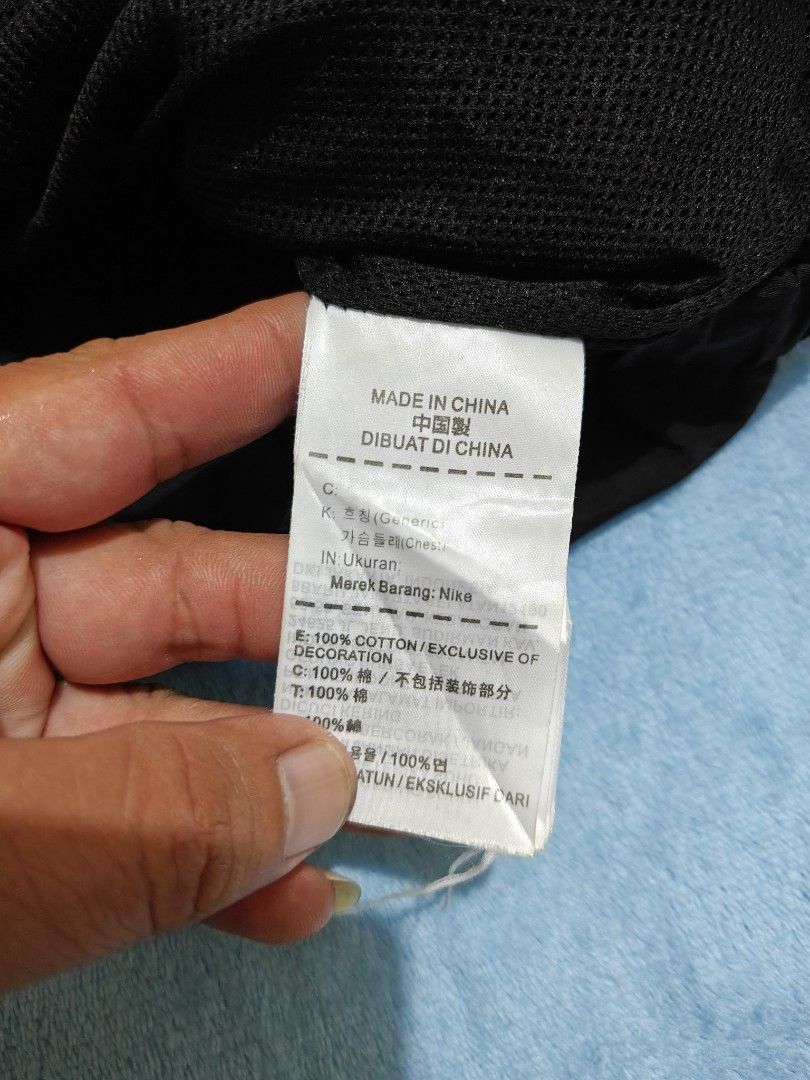 Nike (Category: Coats, Jackets and Outerwear) located in Mandaue City. Submitted by prekfinds (Listing ID 1468761506, Image 3). Description: Nike Big swoosh windbreaker Excellentcondition 9.8+/10colorate Size:Large on tag Dimes:24W x 28L No issue Needwash.