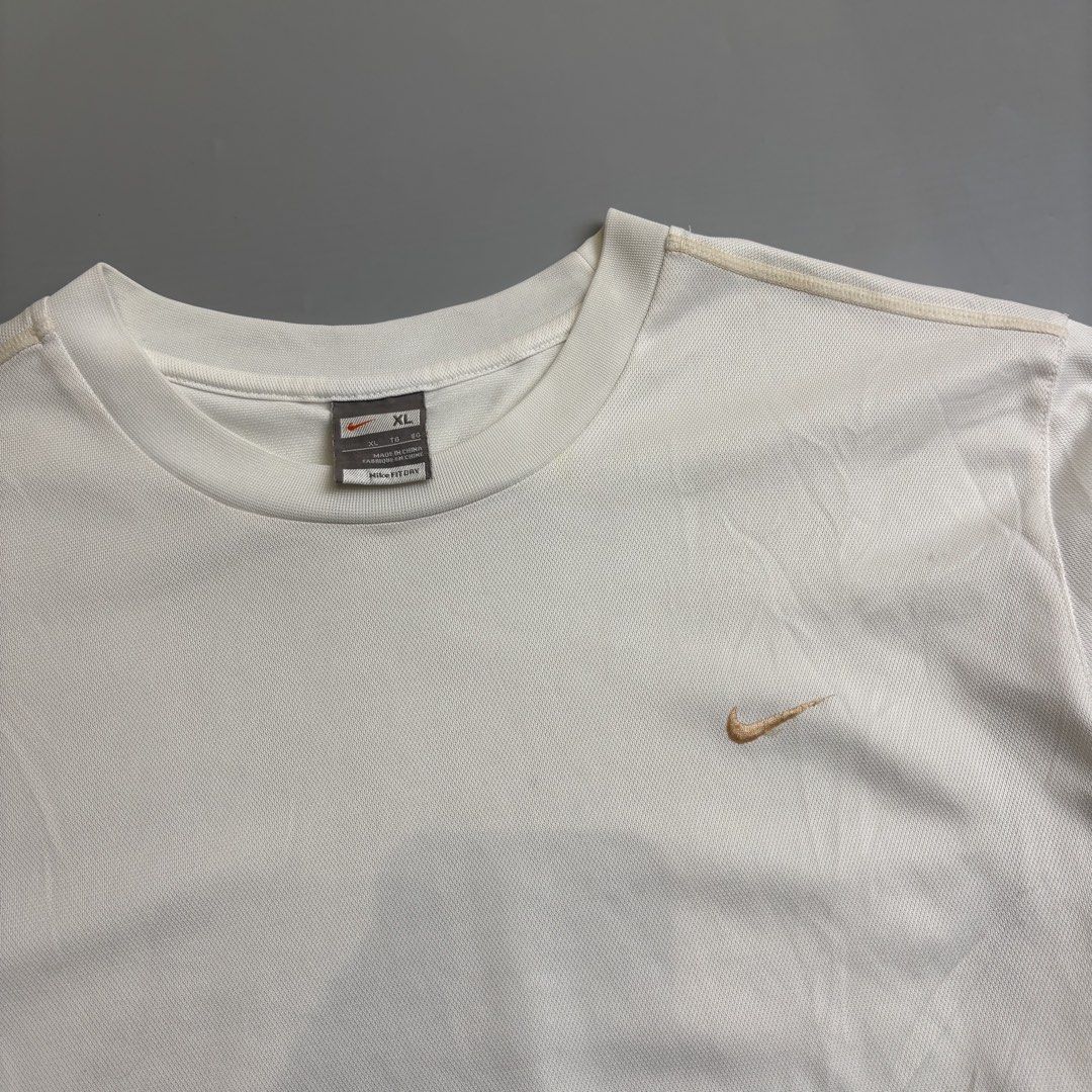 NIKE (Category: Tshirts & Polo Shirts ) located in Taguig. Submitted by phil_thriftz (Listing ID 1468869725, Image 3). Description: DIMENSIONS: 23x27 ISSUE: pinhole COLOR RATE: 9.5/10 CONDITION: Excellent condition .