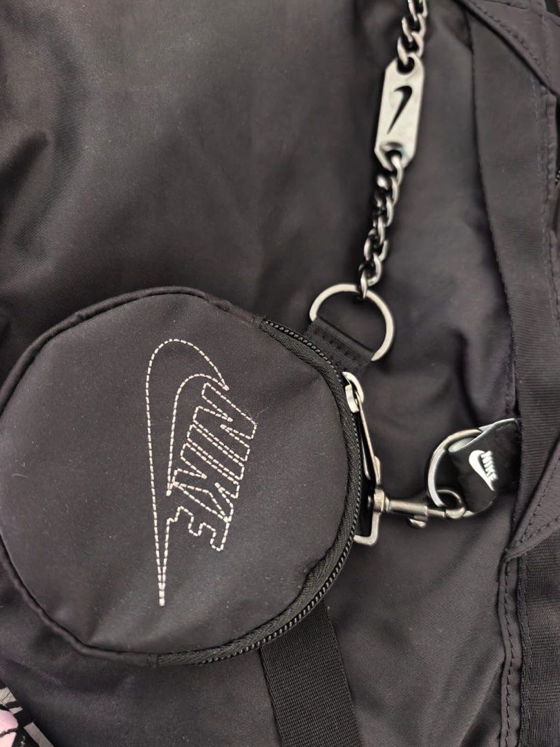 Nike (Category: Cross-body Bags) located in Kuala Lumpur. Submitted by little-refinds (Listing ID 1468870534, Image 3). Description: .