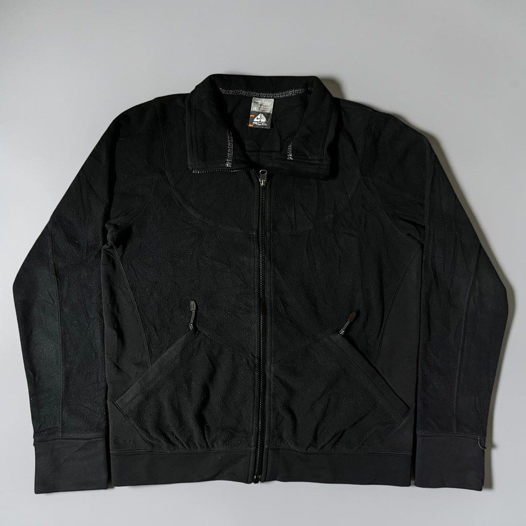 Nike ACG Fleece Jacket (Black) (Category: Coats, Jackets and Outerwear) located in Imus. Submitted by eyruh (Listing ID 1468893163, Image 1). Description: M on tag 24 Length / 20 Width Color rate: 9.5/10 Excellent condition.
