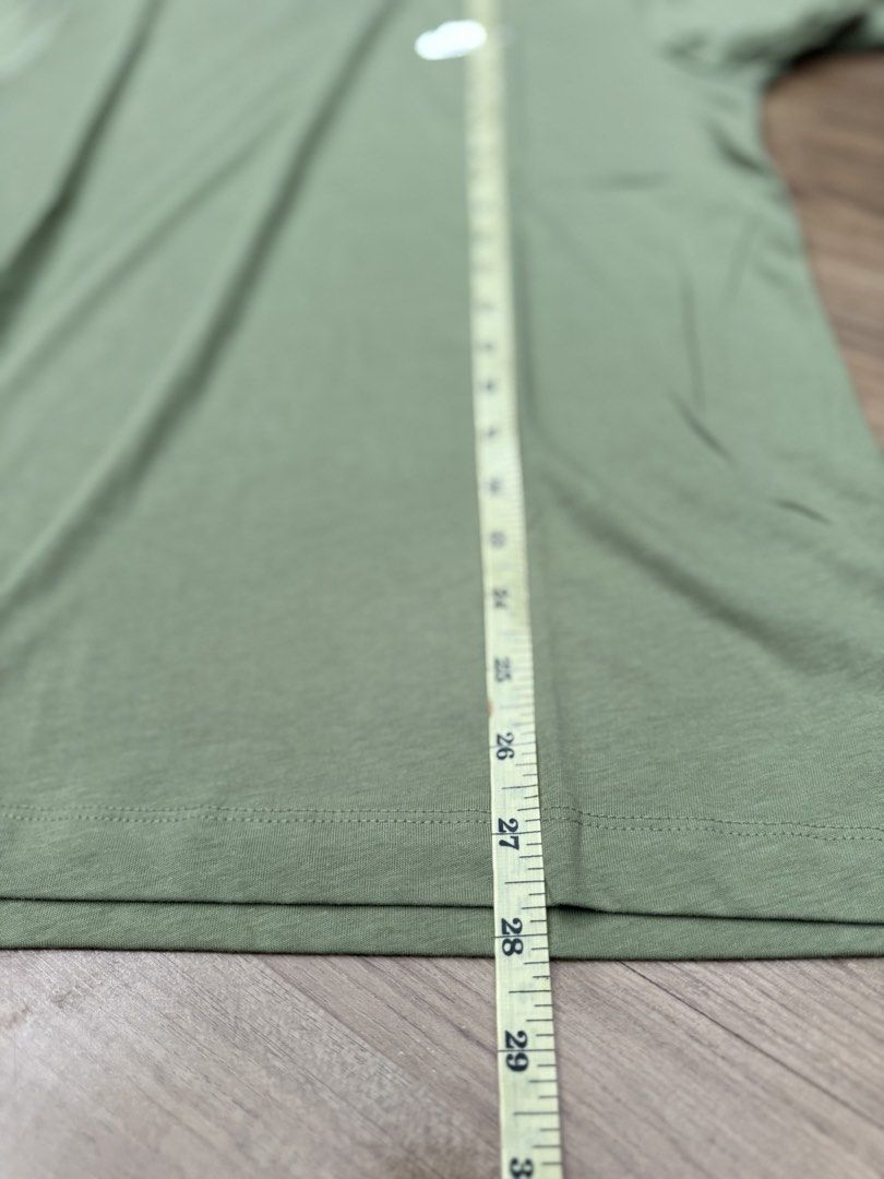 Nike Basic Tee (Category: Tshirts & Polo Shirts) located in Klang. Submitted by randomshopkl (Listing ID 1468758228, Image 3). Description: Nike Basic Tee Brand new with tag Size L Pit 20.5 Length 28 Price : RM 40 Free Postage .