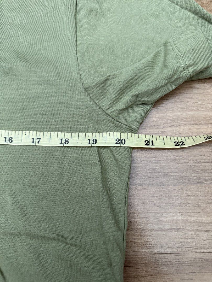 Nike Basic Tee (Category: Tshirts & Polo Shirts) located in Klang. Submitted by randomshopkl (Listing ID 1468758228, Image 2). Description: Nike Basic Tee Brand new with tag Size L Pit 20.5 Length 28 Price : RM 40 Free Postage .
