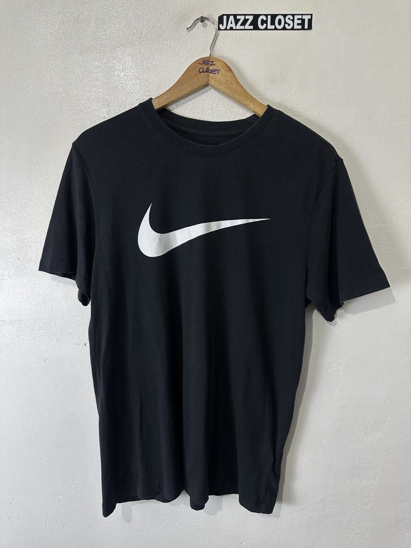 Nike Big Swoosh Black Tee (Category: Tshirts & Polo Shirts ) located in San Fernando. Submitted by jazzclosetest2018 (Listing ID 1468797763, Image 1). Description: My Location: San Fernando, Pampanga📍 Payment 1st Transaction! Nike Big Swoosh Black Tee Size: Medium Fit (Large Asian On Tag) L27" * W19" Excellent Condition Legit/Authentic ₱ 450.00 + SF.