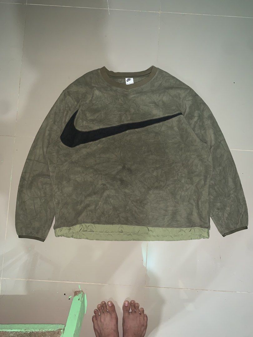 Nike Big Swoosh Fleece Pullover 🫒🖤 (Category: Coats, Jackets and Outerwear) located in Manila. Submitted by kian_kca (Listing ID 1468837767, Image 1). Description: Nike Big Swoosh Fleece Pullover 🫒🖤 Olive green fleece pullover with a bold black Nike Swoosh across the chest. Cozy, sporty, and perfect for casual or streetwear fits! • Brand: Nike (tagged) • Size: XXL • Color: Olive Green • 100% Polyester • Soft fleece material • Big Swoosh desig