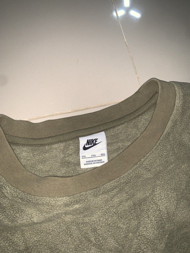 Nike Big Swoosh Fleece Pullover 🫒🖤 (Category: Coats, Jackets and Outerwear) located in Manila. Submitted by kian_kca (Listing ID 1468837767, Image 3). Description: Nike Big Swoosh Fleece Pullover 🫒🖤 Olive green fleece pullover with a bold black Nike Swoosh across the chest. Cozy, sporty, and perfect for casual or streetwear fits! • Brand: Nike (tagged) • Size: XXL • Color: Olive Green • 100% Polyester • Soft fleece material • Big Swoosh desig