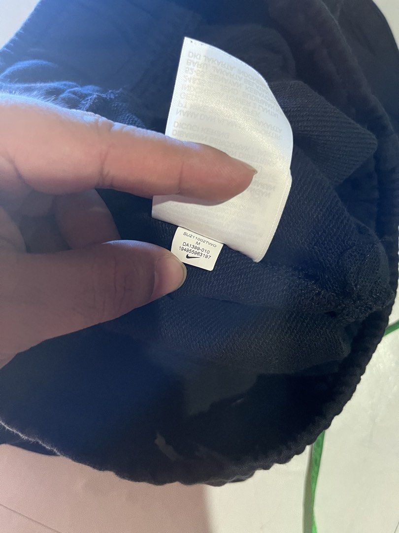 Nike Black Cargo Sweatpants Medium DA1399-010 (Category: Joggers) located in Cavite. Submitted by christianzuuu (Listing ID 1468767210, Image 3). Description: Nike cargo sweatpants in black. Size medium standard fit. Model number DA1399-010. Elastic waistband with adjustable buckle details. Cargo pockets on both sides, white Nike swoosh printed on the left pocket. Soft fleece material inside. Clean tags attached inside collar and inner label..