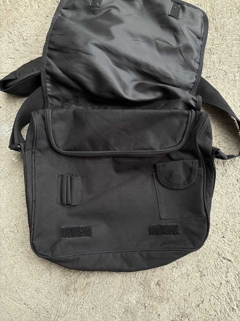 Nike Black Messenger Bag (Category: Sling Bags) located in General Santos City (Dadiangas). Submitted by sidequest666 (Listing ID 1468916069, Image 2). Description: - Authentic Black Nike messenger bag made with durable fabric - Features an adjustable strap for a comfortable, custom fit - Iconic embroidered white swoosh logo on the front flap - Exterior zip pocket for quick-access items - Spacious main compartment with inner zip pocket, pen slots