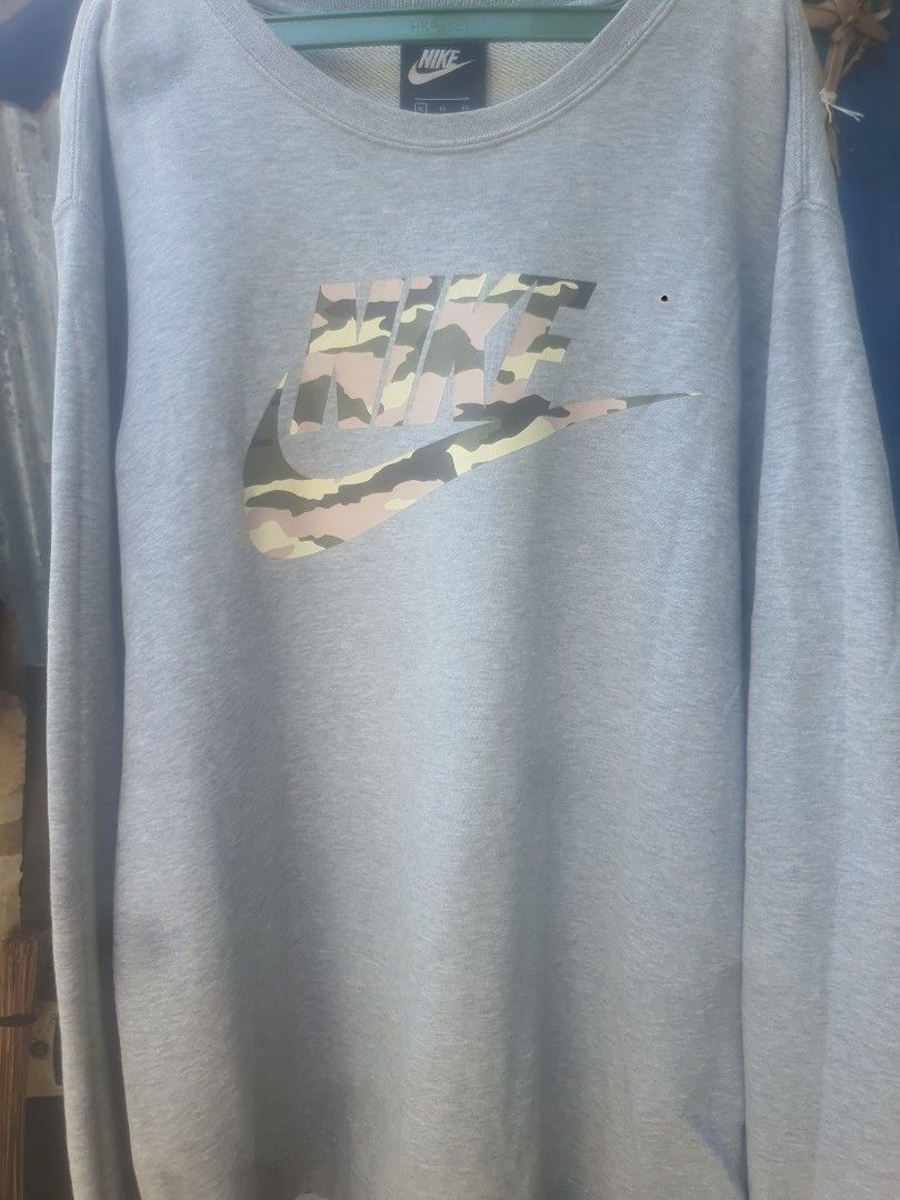 Nike Camo Sweatshirt (Category: Coats, Jackets and Outerwear) located in Butuan. Submitted by alovier1992 (Listing ID 1468750404, Image 1). Description: .