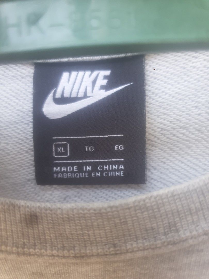 Nike Camo Sweatshirt (Category: Coats, Jackets and Outerwear) located in Butuan. Submitted by alovier1992 (Listing ID 1468750404, Image 2). Description: .
