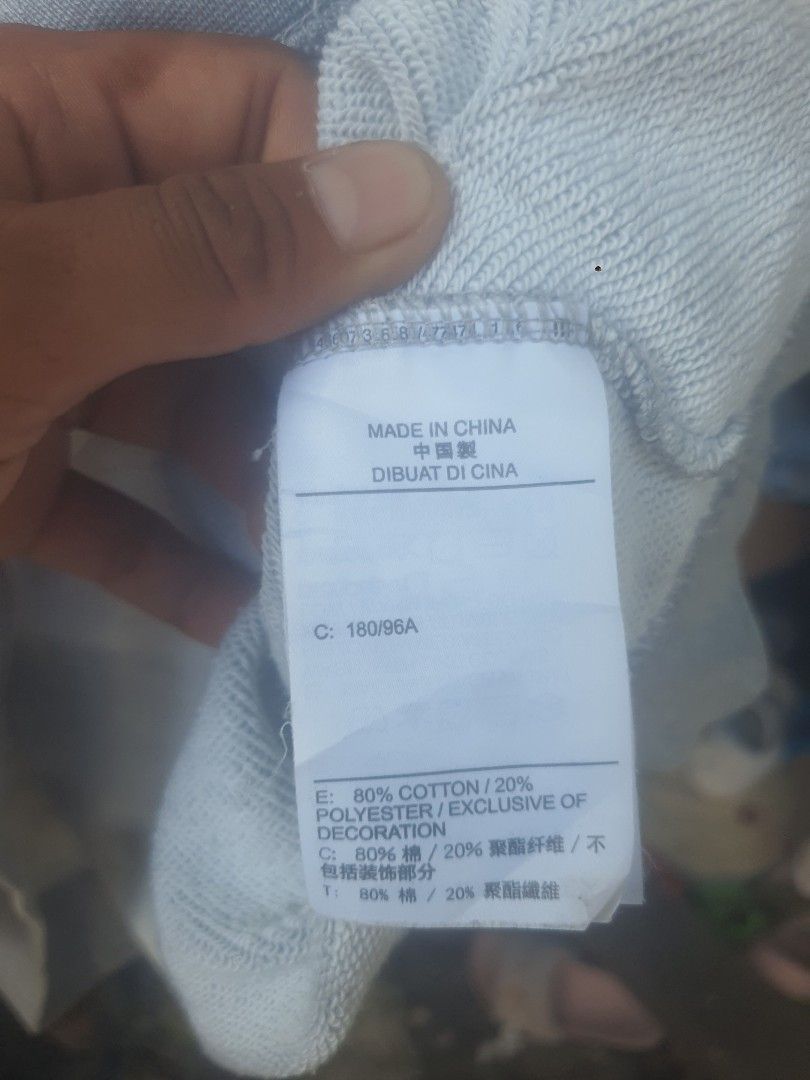 Nike Camo Sweatshirt (Category: Coats, Jackets and Outerwear) located in Butuan. Submitted by alovier1992 (Listing ID 1468750404, Image 3). Description: .