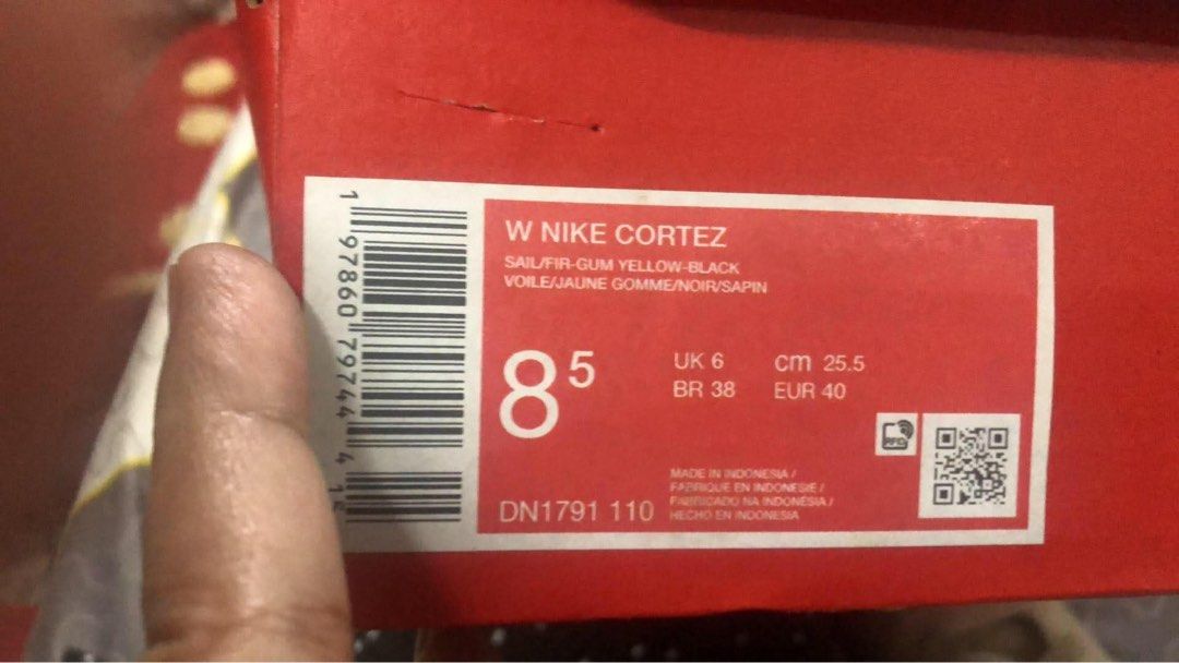Nike Cortez White and Green (Category: Sneakers) located in Quezon City. Submitted by jdmc16 (Listing ID 1468855180, Image 2). Description: Issue: Wrong box binigay samin.