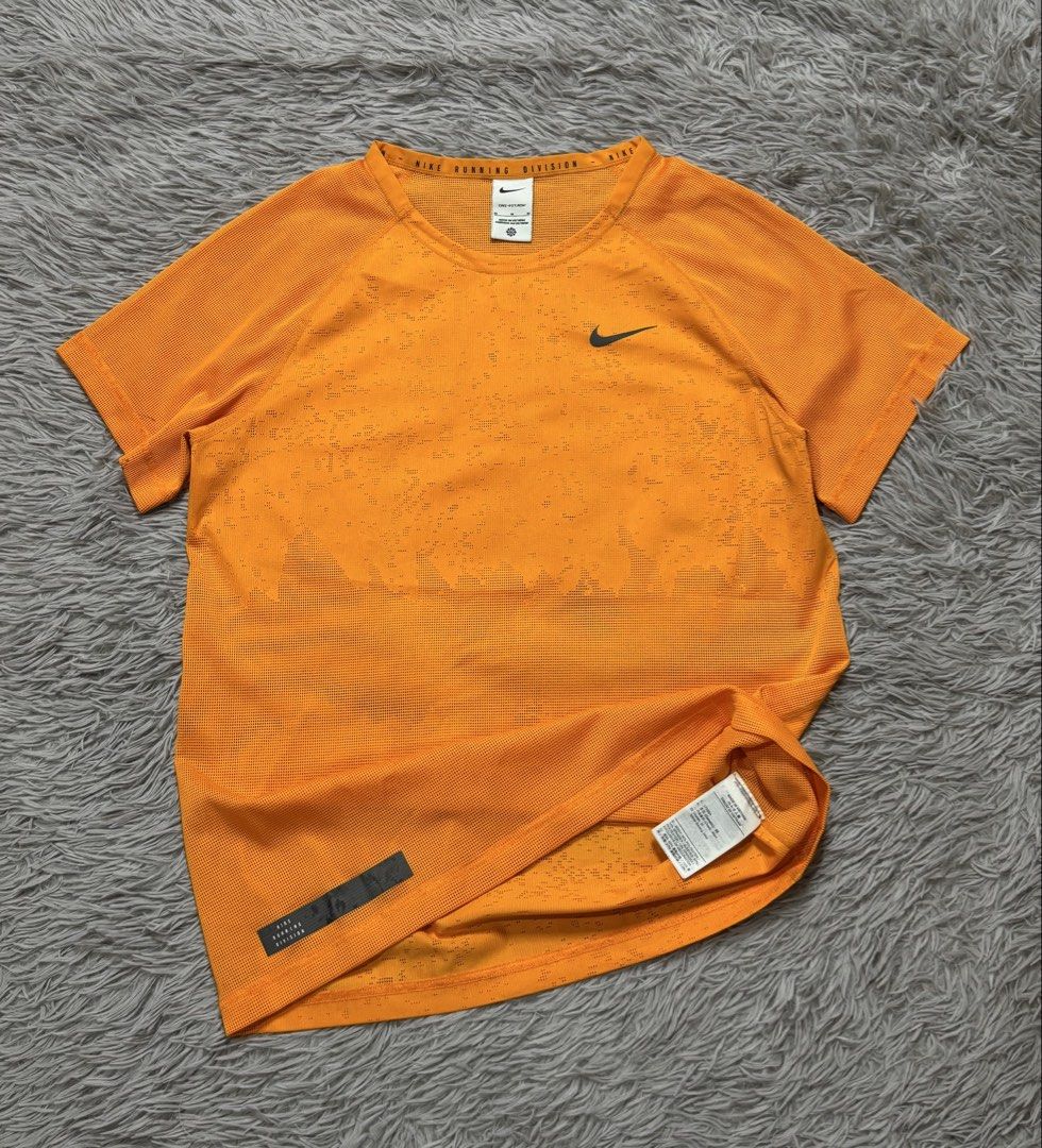 Nike Dri-FIT ADV Run Division Techknit (Category: Activewear) located in Dipolog. Submitted by krstnagnis98 (Listing ID 1468761575, Image 1). Description: Niké Dri-FIT ADV Run Division Tech Knit Running S/S Key Features: Built with premium Dri-FIT ADV technology, combining moisture-wicking fabric with advanced engineering to provide specialized breathability and comfort during high-intensity training or running. Good as New 10/10 Tagged size M W 