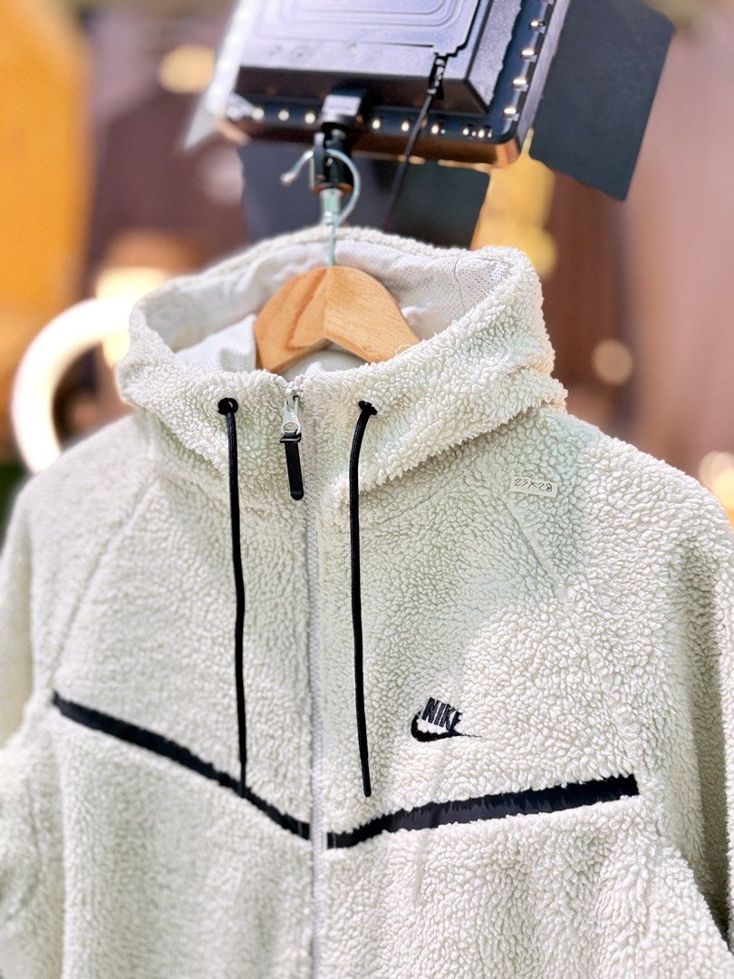 Nike fleece (Category: Coats, Jackets and Outerwear) located in Baguio. Submitted by ragstorichesph (Listing ID 1468745617, Image 2). Description: excellent 23 x28.