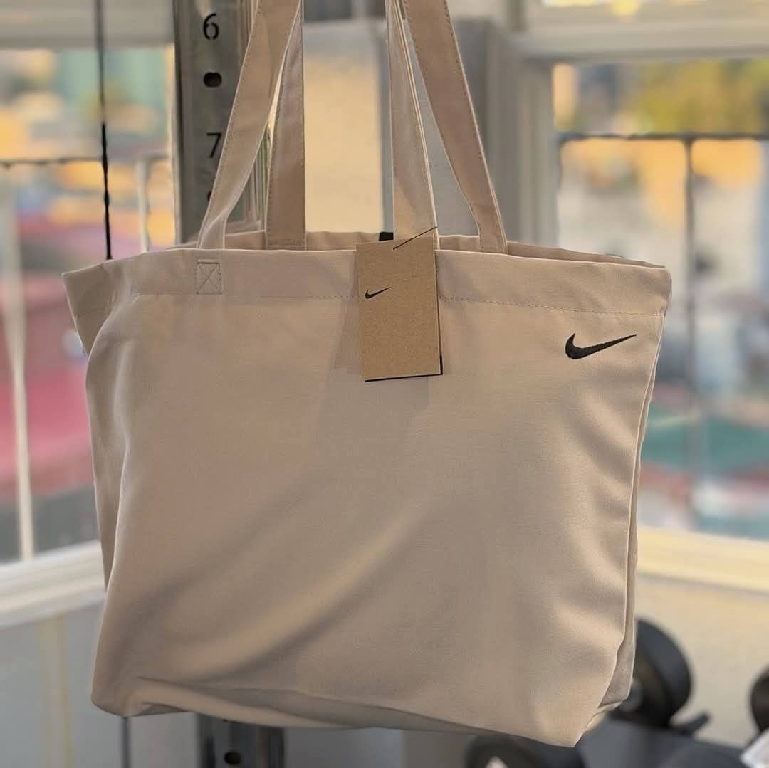 Nike Heritage Tote bag (Category: Tote Bags) located in Quezon City. Submitted by barbosac (Listing ID 1468903933, Image 1). Description: No last price 1,300php + SF lalamove ready can ship via J&T/JRS/LBC.