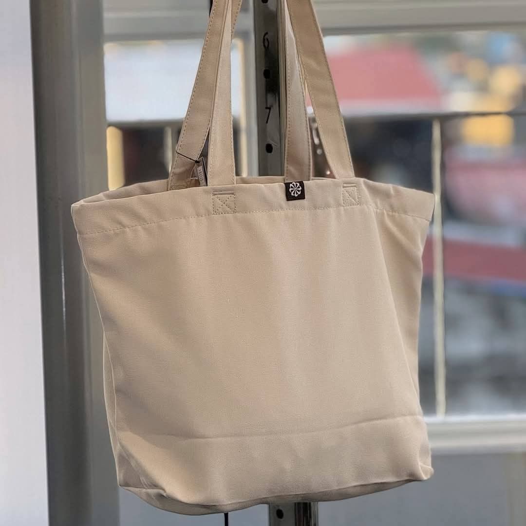 Nike Heritage Tote bag (Category: Tote Bags) located in Quezon City. Submitted by barbosac (Listing ID 1468903933, Image 2). Description: No last price 1,300php + SF lalamove ready can ship via J&T/JRS/LBC.