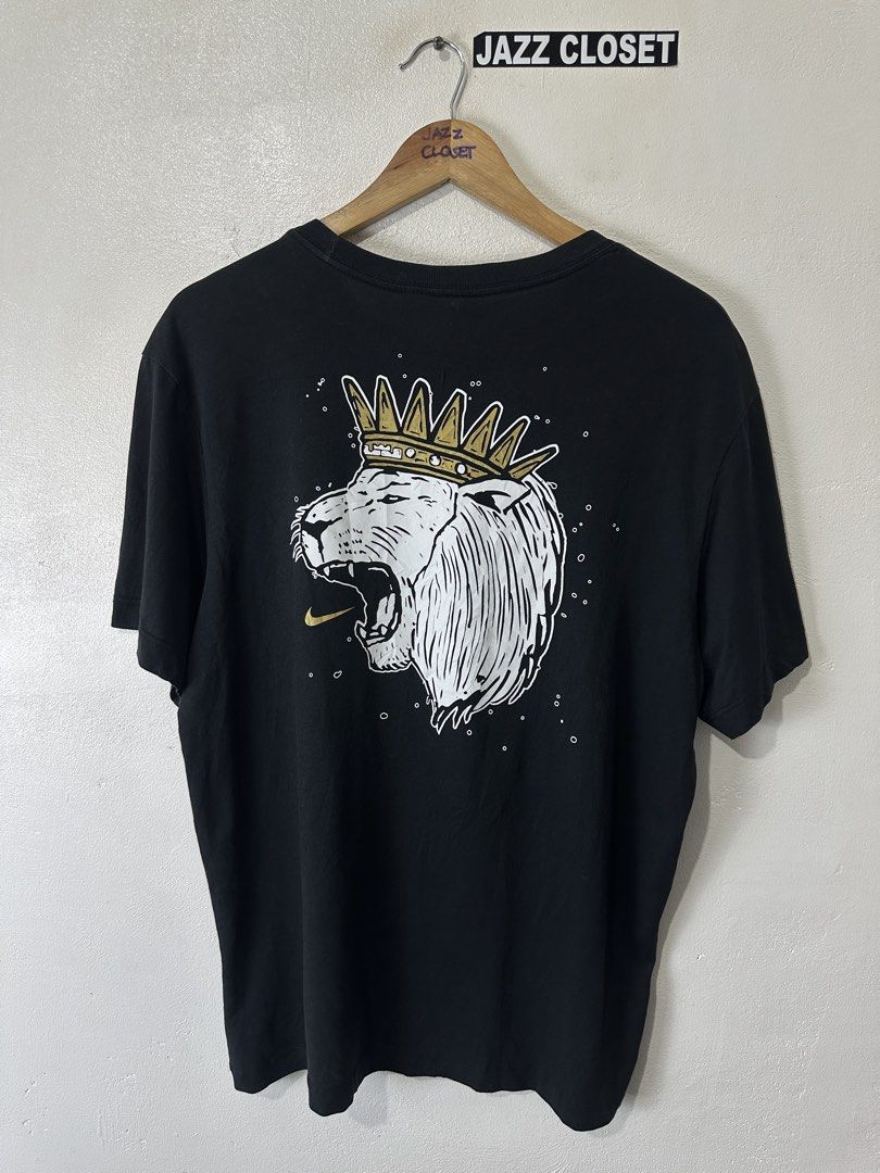 Nike King "Lebron James" Black Tee (Category: Tshirts & Polo Shirts ) located in San Fernando. Submitted by jazzclosetest2018 (Listing ID 1468798079, Image 2). Description: My Location: San Fernando, Pampanga📍 Payment 1st Transaction! Nike King "Lebron James" Black Tee Size: Large Fit L27"* W21" Excellent Condition Legit/Authentic ₱ 450.00 + SF.