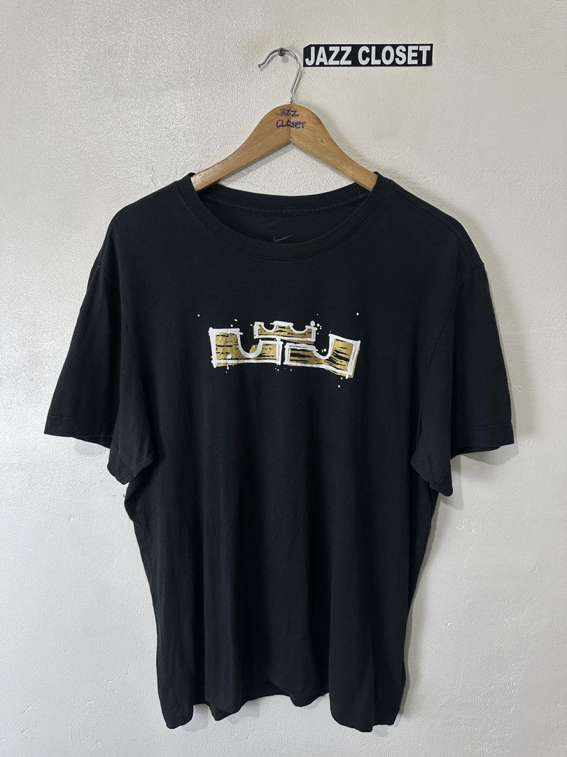 Nike King "Lebron James" Black Tee (Category: Tshirts & Polo Shirts ) located in San Fernando. Submitted by jazzclosetest2018 (Listing ID 1468798079, Image 1). Description: My Location: San Fernando, Pampanga📍 Payment 1st Transaction! Nike King "Lebron James" Black Tee Size: Large Fit L27"* W21" Excellent Condition Legit/Authentic ₱ 450.00 + SF.