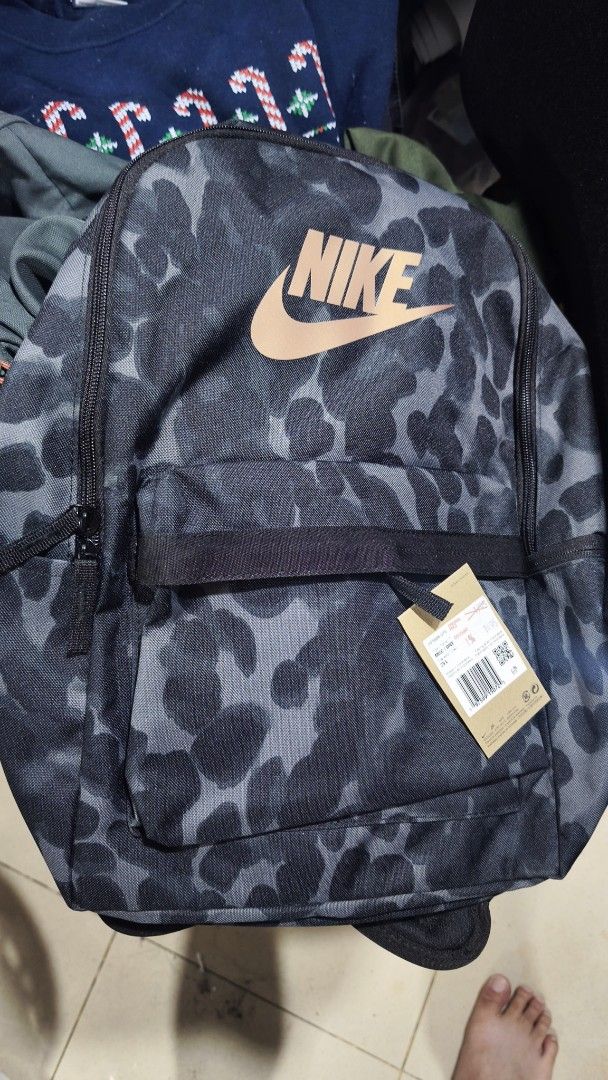 Nike Leopard Print Backpack 25L HF6996-070 (Category: Backpacks) located in Manila. Submitted by poshwares2020 (Listing ID 1468881805, Image 1). Description: - Brand new with original tags attached - Stylish grey leopard print with rose gold Nike logo - Spacious 25L capacity - Secure main compartment and front pocket with zipper closures - Comfortable black straps.