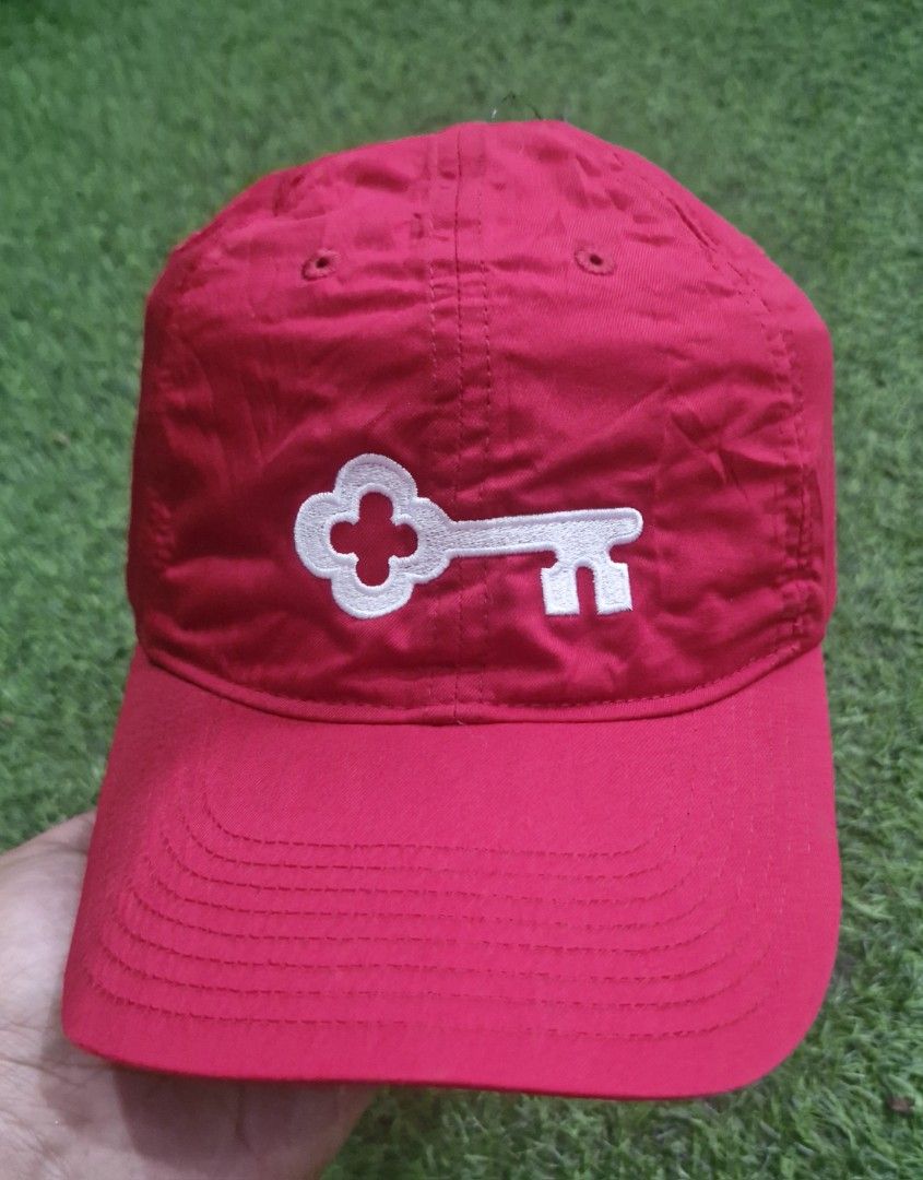Nike running cap (red) (Category: Caps & Hats) located in Pili. Submitted by the_g_thrift (Listing ID 1468761164, Image 1). Description: no issue with tag sana kaso natanggal tag ready to wear all ready wash.