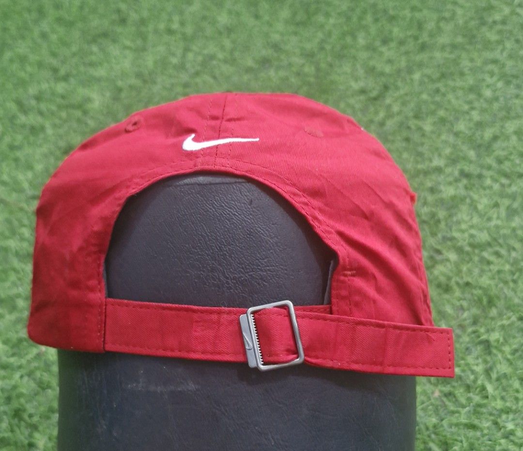 Nike running cap (red) (Category: Caps & Hats) located in Pili. Submitted by the_g_thrift (Listing ID 1468761164, Image 2). Description: no issue with tag sana kaso natanggal tag ready to wear all ready wash.
