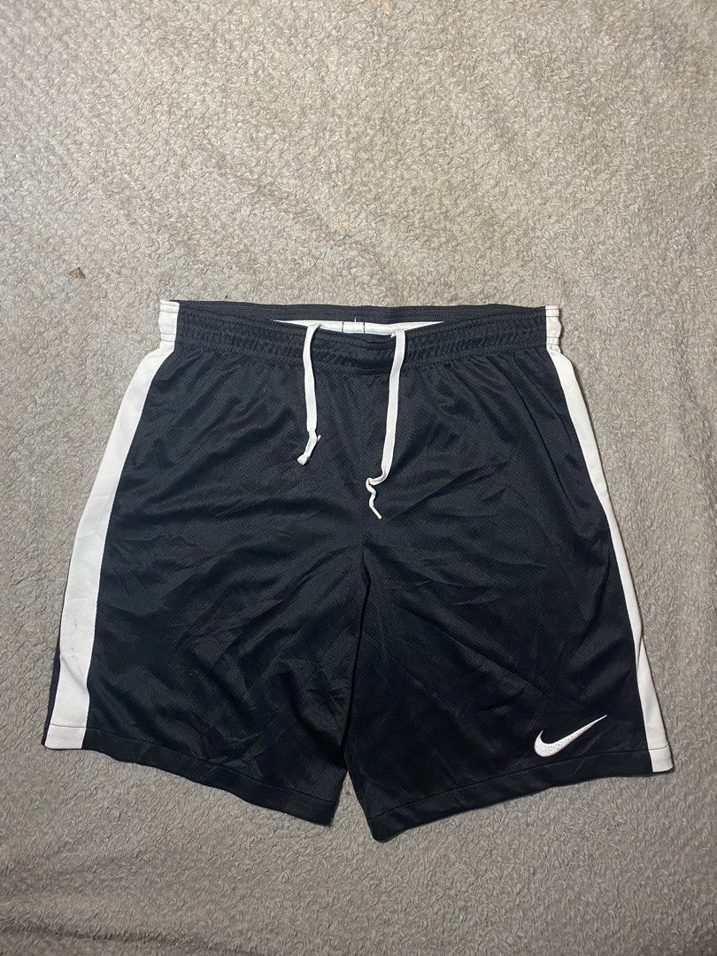 Nike short (Category: Shorts) located in Prosperidad. Submitted by octaviorey80594 (Listing ID 1468868121, Image 1). Description: Nike short -excellent -no issue -waist 30-34 -Length 17 📍Mindanao.
