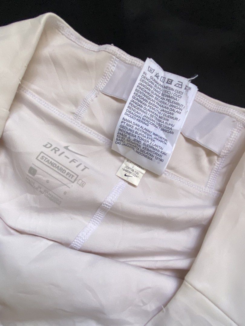 Nike skorts (Category: Activewear) located in Manila. Submitted by 2mclo (Listing ID 1468863073, Image 3). Description: N!ke Skorts Medium ON TAG Waist: 28-32 (stretched) Length: 14 Issue: minimal scratch last pic Condition: Excellent ✅ Mine: 680 🛍️.