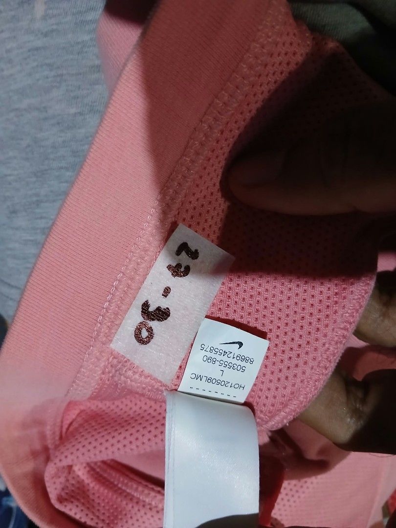Nike sports bra (Category: Other Sports Equipment and Supplies) located in Caloocan City. Submitted by anthriftdepot (Listing ID 1468728127, Image 3). Description: Size large on tag 27-30 inch No issue Color rate 9.5 /10 See photo for reference North Caloocan area.