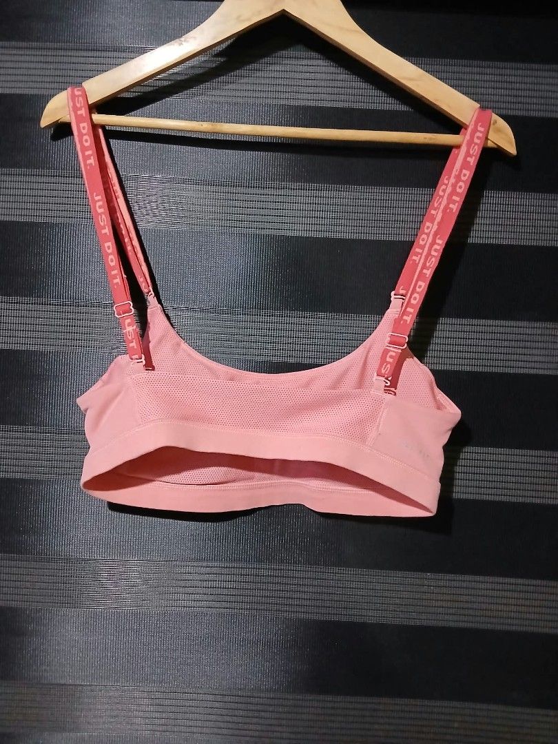 Nike sports bra (Category: Other Sports Equipment and Supplies) located in Caloocan City. Submitted by anthriftdepot (Listing ID 1468728127, Image 2). Description: Size large on tag 27-30 inch No issue Color rate 9.5 /10 See photo for reference North Caloocan area.