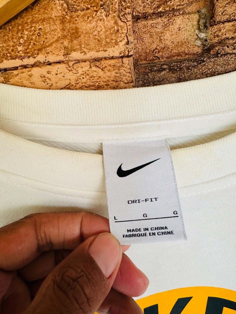 Nike Standard Issue Dri-FIT Sweatshirt White Size L (Category: Coats, Jackets and Outerwear) located in Santiago. Submitted by reyibanez253969 (Listing ID 1468804904, Image 2). Description: - Authentic Nike Standard Issue crewneck sweatshirt in clean white - Size: Large (tag attached) - 22.5x26 - Dri-FIT technology keeps you dry and comfortable all day - Bold Nike graphic print and star design on the front - Signature woven Nike Standard Issue ta