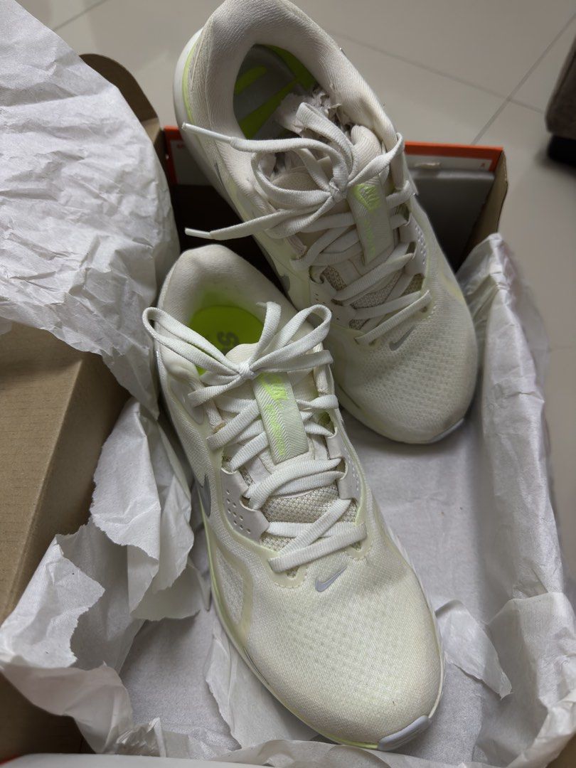 Nike Structure 26 Running Shoes Womens (Category: Sneakers) located in Marilao. Submitted by declutteringyana (Listing ID 1468812229, Image 2). Description: Used Twice Size 7 9.5/10 Condition.