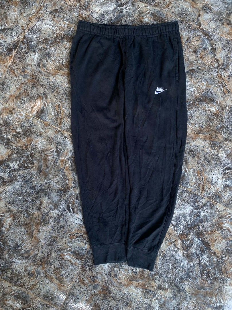Nike sweat (Category: Joggers) located in Valencia. Submitted by neil_vincent (Listing ID 1468811408, Image 1). Description: Excellent condition Large No issue.