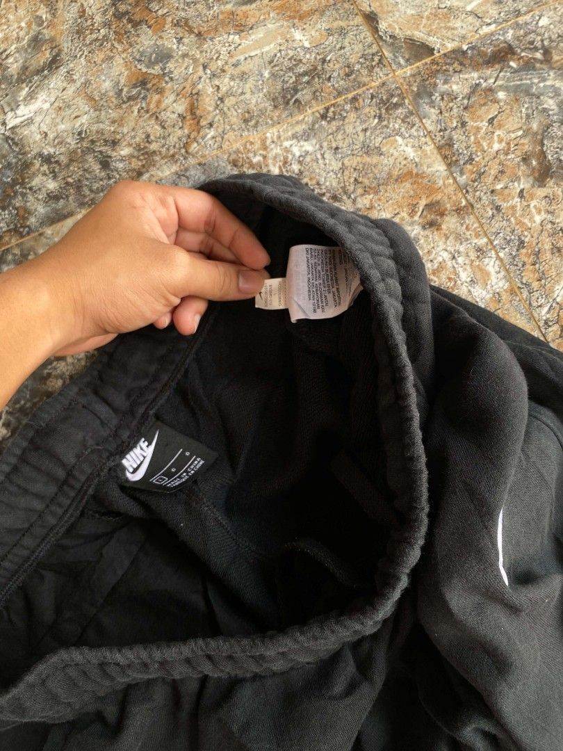 Nike sweat (Category: Joggers) located in Valencia. Submitted by neil_vincent (Listing ID 1468811408, Image 2). Description: Excellent condition Large No issue.