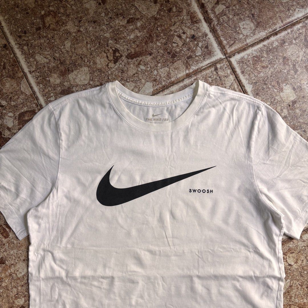 Nike Swoosh Tee (Category: Tshirts & Polo Shirts ) located in Manila. Submitted by loydgani (Listing ID 1468771090, Image 2). Description: Length: 28 Width: 22 Sleeve Length: 15 Size: (Xl) on tags Issue: ❌ 💸 + sf 📍Cebu.