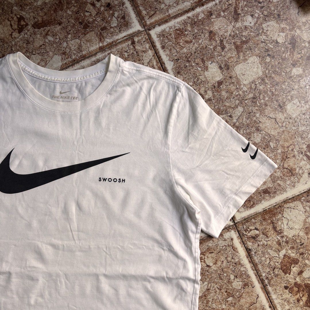 Nike Swoosh Tee (Category: Tshirts & Polo Shirts ) located in Manila. Submitted by loydgani (Listing ID 1468771090, Image 3). Description: Length: 28 Width: 22 Sleeve Length: 15 Size: (Xl) on tags Issue: ❌ 💸 + sf 📍Cebu.