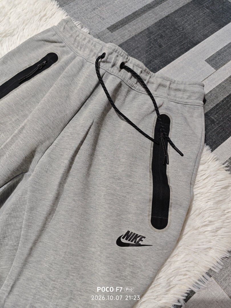 Nike Tech Fleece Grey Sweatpants Joggers Size M (Category: Joggers) located in Batangas. Submitted by krtbzr (Listing ID 1468928829, Image 2). Description: Niké Tech Fleece Mens Open Hem Tracksuit Bottoms As new condition Size Medium on tag Waist 30-32 Length 36.5" Zip Pockets Adjustable Hem.