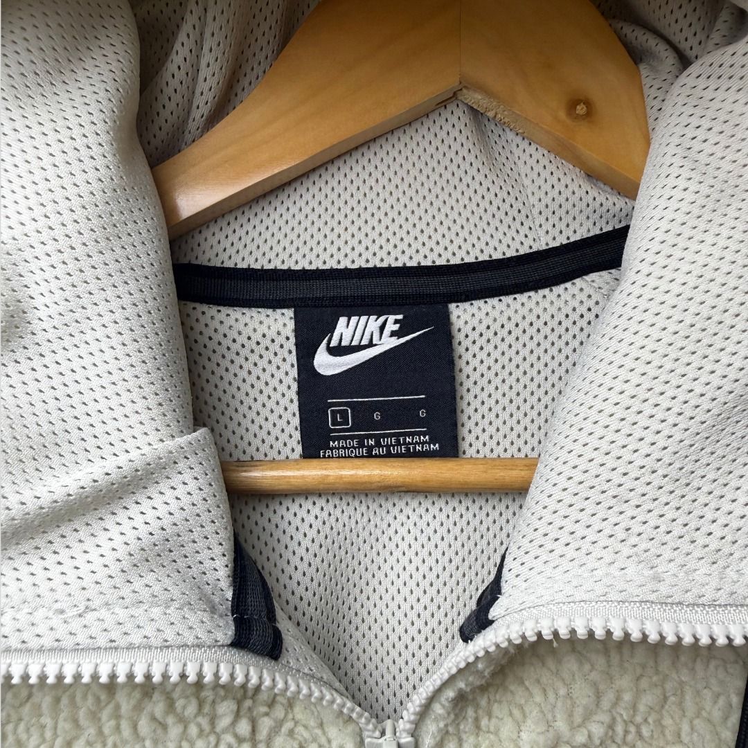 NIKE TECH FLEECE SHERPA JACKET (Category: Hoodies) located in La Trinidad. Submitted by suave.arc (Listing ID 1468860749, Image 3). Description: NIKE TECH FLEECE SHERPA JACKET EXCELLENT CONDITION SIZE: L ( 21x27 ) LOCATION: BAGUIO CITY / LA TRINIDAD SHIPPING via JNT.