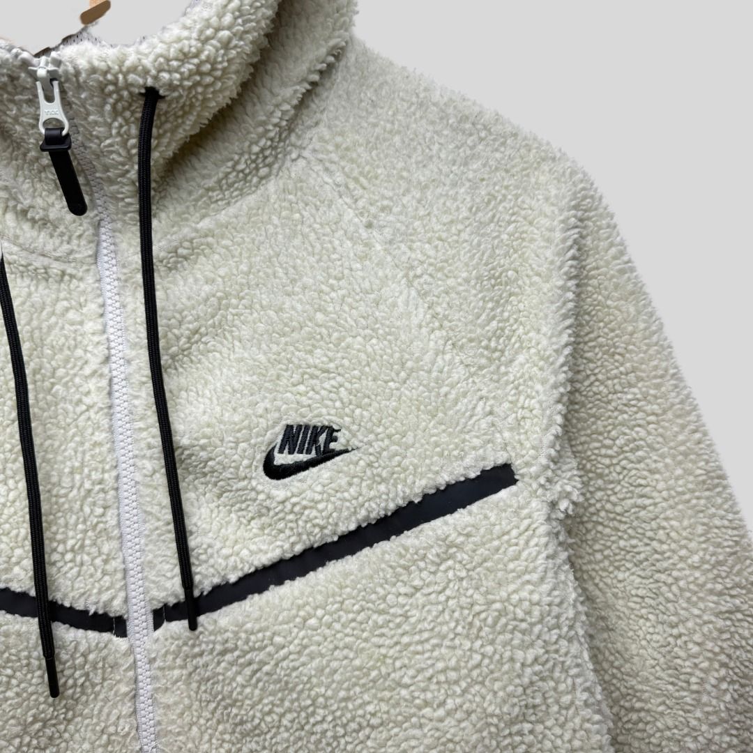NIKE TECH FLEECE SHERPA JACKET (Category: Hoodies) located in La Trinidad. Submitted by suave.arc (Listing ID 1468860749, Image 2). Description: NIKE TECH FLEECE SHERPA JACKET EXCELLENT CONDITION SIZE: L ( 21x27 ) LOCATION: BAGUIO CITY / LA TRINIDAD SHIPPING via JNT.