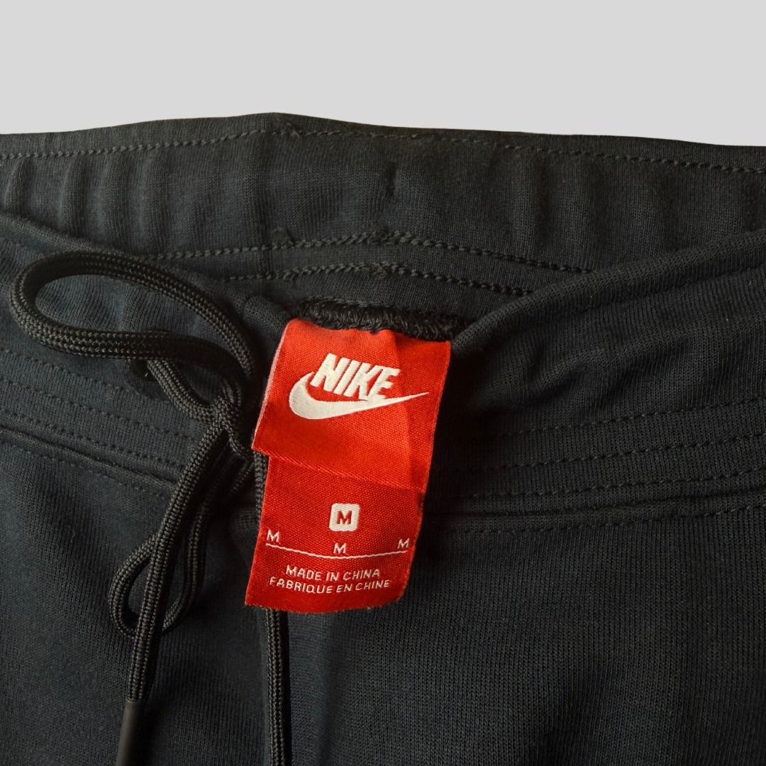 NIKE TECH PANTS (Category: Joggers) located in La Trinidad. Submitted by suave.arc (Listing ID 1468860429, Image 3). Description: NIKE TECH PANTS EXCELLENT CONDITION SIZE: M ( W:30-32 L:37 ) LOCATION: BAGUIO CITY / LA TRINIDAD SHIPPING via JNT.