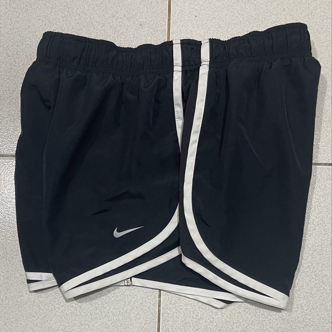 Nike Tempo Running Short (Category: Shorts) located in Mandaue City. Submitted by MJ_80 (Listing ID 1468860291, Image 3). Description: Womens Black Nike Tempo Running Short Medium Fits 26-30 Waist Bets fit 26-29 See photos for measurements Color rate & Condition : 9.9/10 Price: 650 .