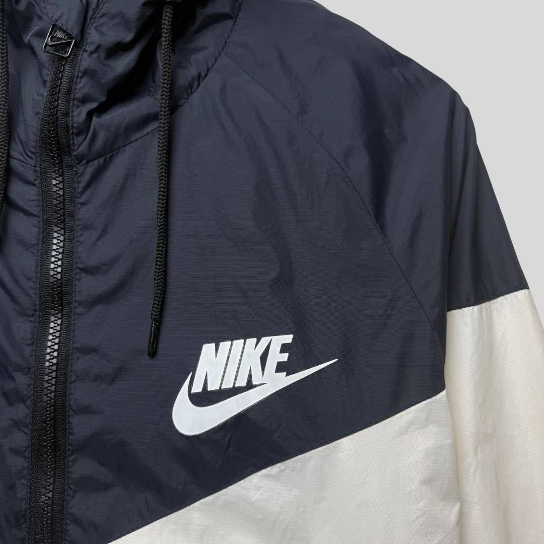 NIKE TWO TONE WINDBREAKER (Category: Coats, Jackets and Outerwear) located in La Trinidad. Submitted by suave.arc (Listing ID 1468857306, Image 2). Description: NIKE TWO TONE WINDBREAKER EXCELLENT CONDITION SIZE: M ( 21x27 ) LOCATION: BAGUIO CITY / LA TRINIDAD SHIPPING via JNT.
