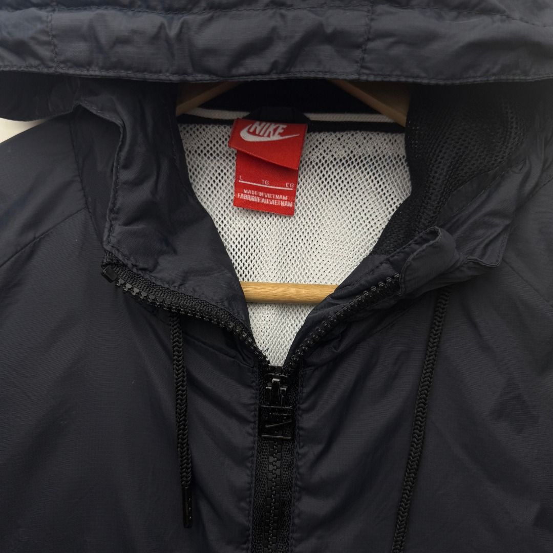NIKE TWO TONE WINDBREAKER (Category: Coats, Jackets and Outerwear) located in La Trinidad. Submitted by suave.arc (Listing ID 1468857306, Image 3). Description: NIKE TWO TONE WINDBREAKER EXCELLENT CONDITION SIZE: M ( 21x27 ) LOCATION: BAGUIO CITY / LA TRINIDAD SHIPPING via JNT.
