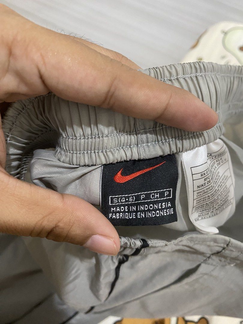 Nike vintage track pants (Category: Joggers) located in Manila. Submitted by hell_market (Listing ID 1468794545, Image 2). Description: .