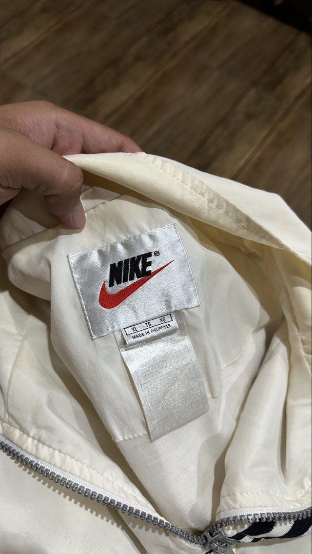 NIKE VINTAGE WINDBREAKER (Category: Coats, Jackets and Outerwear) located in Manila. Submitted by urban-vintage_2 (Listing ID 1468772955, Image 3). Description: ISSUE: SEE THE PICS FOR ISSUE (NEED WASH) MOP :GCASH (NO COD) SHIP VIA: LALAMOVE & J&T LOCATION: PASIG CITY LENGTH: 28 WIDTH :27.