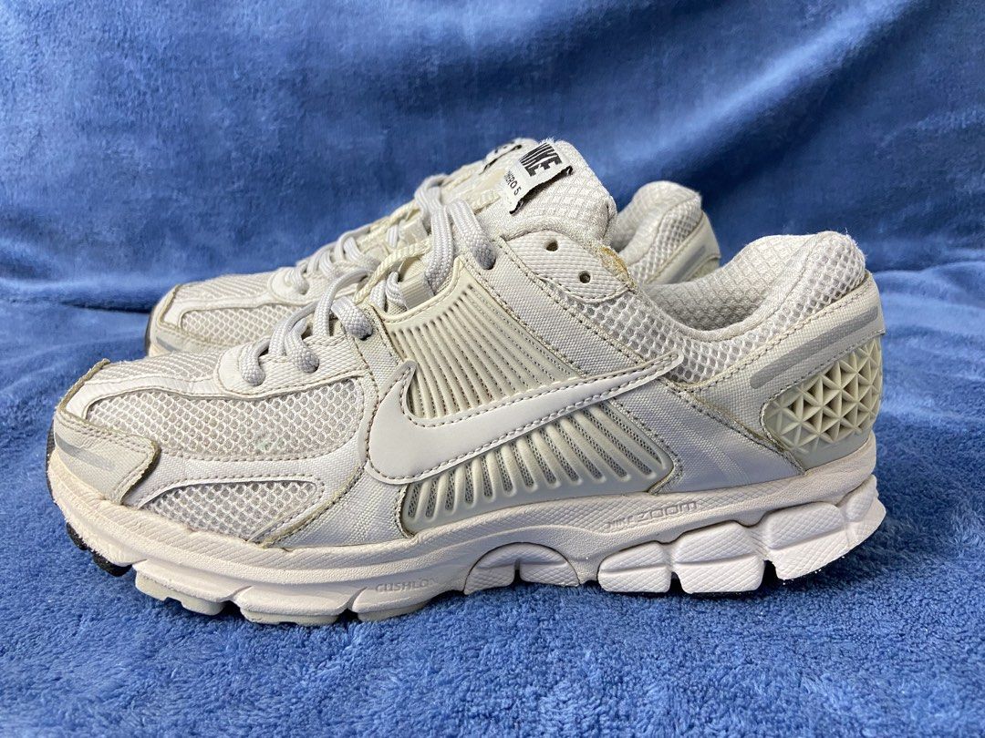 Nike Vomero 5 Vast Grey (Category: Sneakers) located in Cebu City. Submitted by jvlz97 (Listing ID 1468756315, Image 2). Description: Very Good Condition No Box.