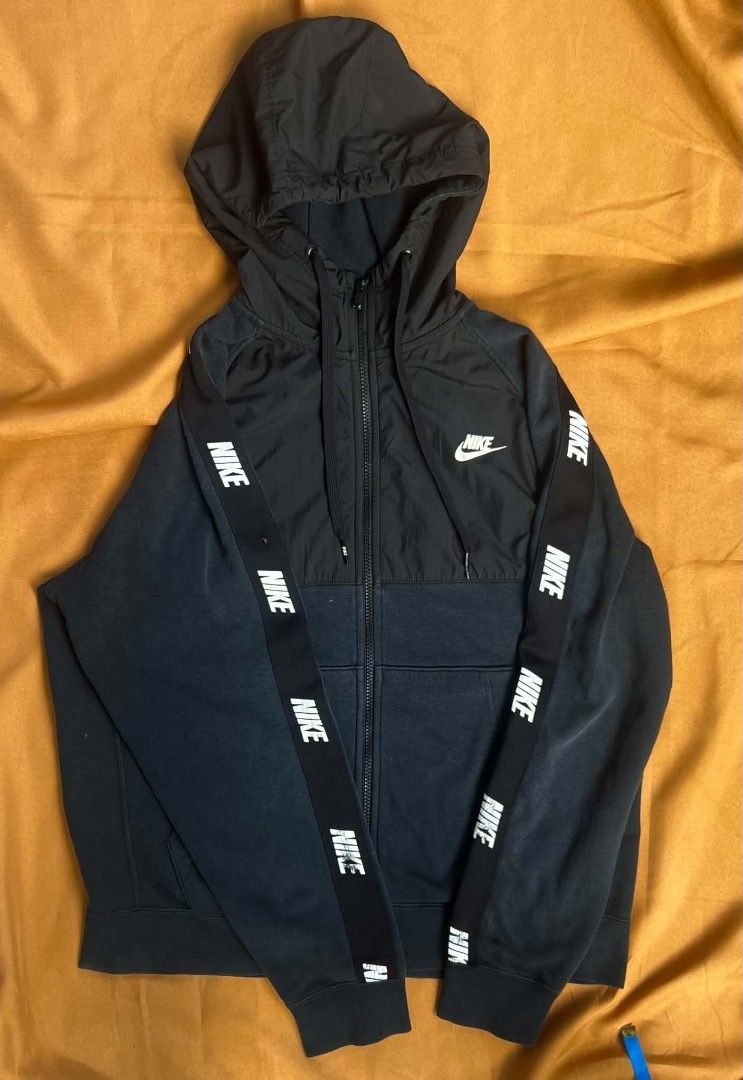 NIKE WINDBREAKER (Category: Coats, Jackets and Outerwear) located in Davao. Submitted by chadbryenrimdan (Listing ID 1468715200, Image 2). Description: ✅350+sf ✅LBC or JNT ✅pm me if you need a vouch.