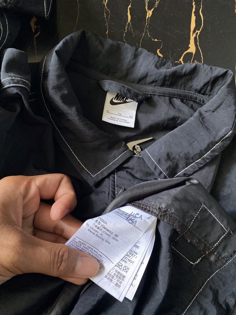 Nike Windbreaker (Category: Coats, Jackets and Outerwear) located in General Santos City (Dadiangas). Submitted by jpaul_is11 (Listing ID 1468788607, Image 3). Description: Item is as new condition grabe apaka solid nito .