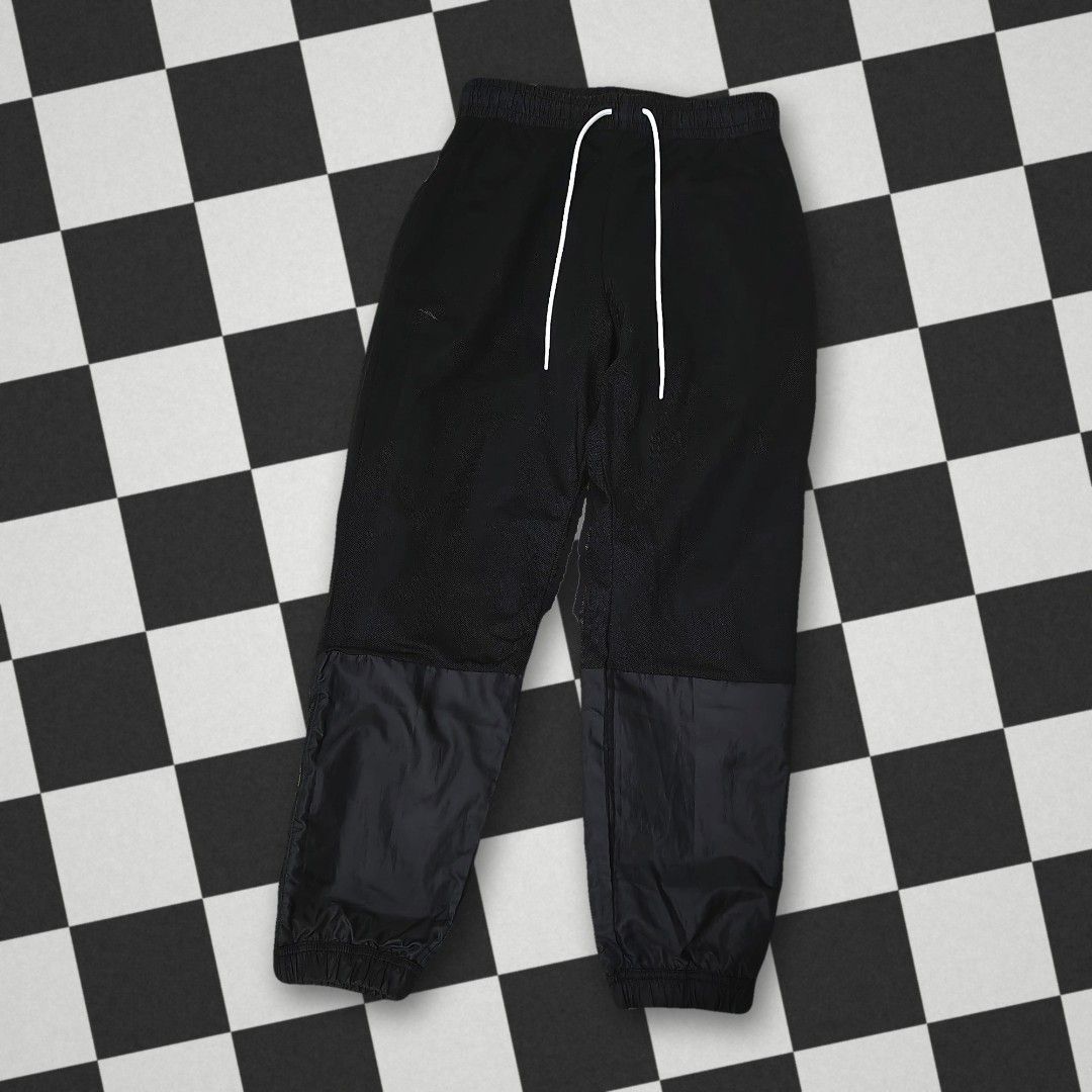 Nike Windrunner Woven Lined Track Pants (Category: Joggers) located in Taguig. Submitted by deedeeee11 (Listing ID 1468808181, Image 3). Description: used only once, maliit sakin. this is a pre-loved item, not ukay. no issues, halos bago pa. 100% original / authentic ✅ size : medium ✅ length: 37 inches ₱ 850 only. fixed price.shipping is shouldered by the buyer. 📍 BGC, TAGUIG.