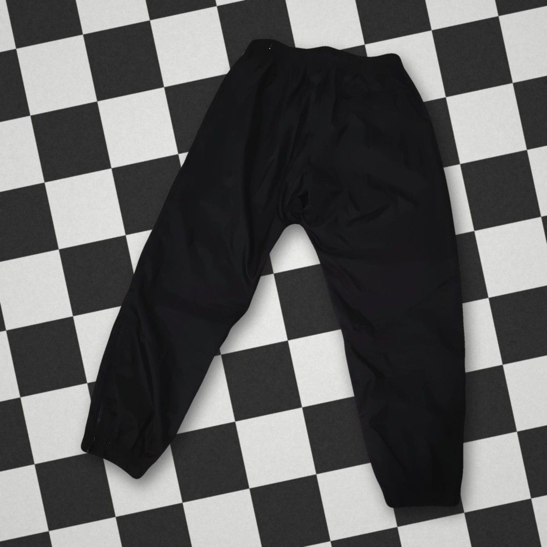 Nike Windrunner Woven Lined Track Pants (Category: Joggers) located in Taguig. Submitted by deedeeee11 (Listing ID 1468808181, Image 2). Description: used only once, maliit sakin. this is a pre-loved item, not ukay. no issues, halos bago pa. 100% original / authentic ✅ size : medium ✅ length: 37 inches ₱ 850 only. fixed price.shipping is shouldered by the buyer. 📍 BGC, TAGUIG.
