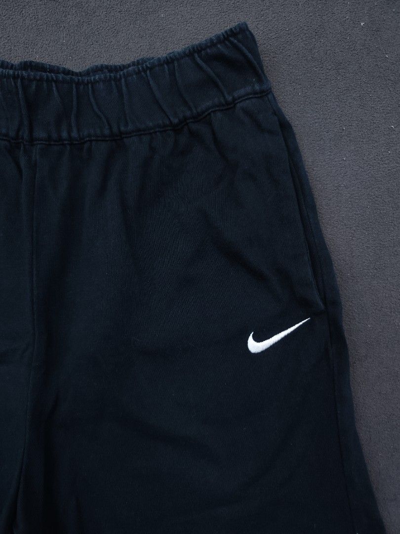 Nike Womens Cotton Shorts (Category: Shorts) located in Bulacan. Submitted by emilj23 (Listing ID 1468724145, Image 2). Description: Nike Womens Cotton Shorts Size M on tag L 16 W 26-32 Leg Hole 12 Condition 9/10 Color rate 9/10 No Issue.