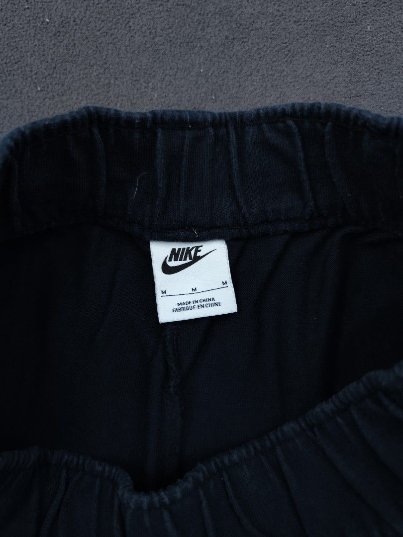 Nike Womens Cotton Shorts (Category: Shorts) located in Bulacan. Submitted by emilj23 (Listing ID 1468724145, Image 3). Description: Nike Womens Cotton Shorts Size M on tag L 16 W 26-32 Leg Hole 12 Condition 9/10 Color rate 9/10 No Issue.